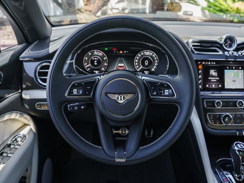 Used 2025 Bentley Bentayga Extended Wheelbase image 15