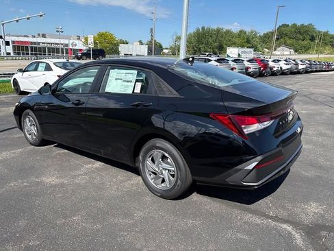 New 2026 Hyundai Elantra SE FWD image 3
