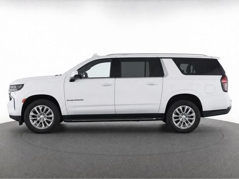 Used 2021 Chevrolet Suburban LT w/ LT Signature Package RWD image 3