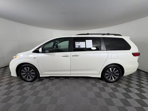Used 2018 Toyota Sienna XLE w/ XLE Navigation Package image 4