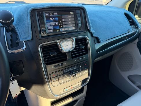 Used 2013 Chrysler Town & Country Touring-L w/ Driver Convenience Group image 21