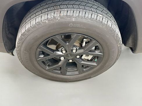 Used 2024 Jeep Grand Cherokee L Altitude AWD/4WD image 34