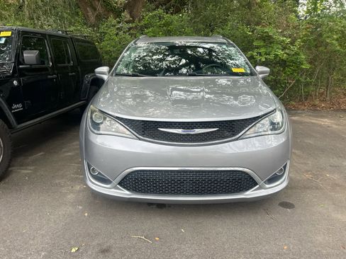 Used 2019 Chrysler Pacifica Touring-L Plus FWD image 3