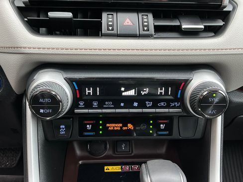 Used 2022 Toyota RAV4 Limited image 16