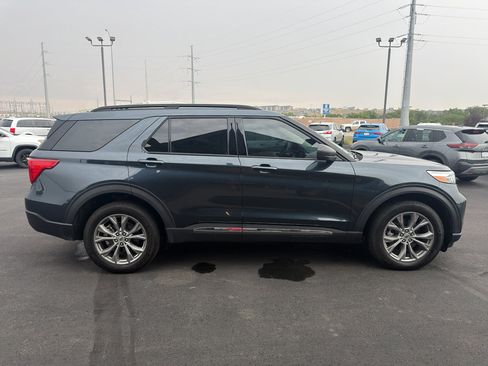 Used 2022 Ford Explorer XLT w/ Equipment Group 202A AWD/4WD image 4