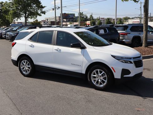 Used 2022 Chevrolet Equinox LS FWD image 2