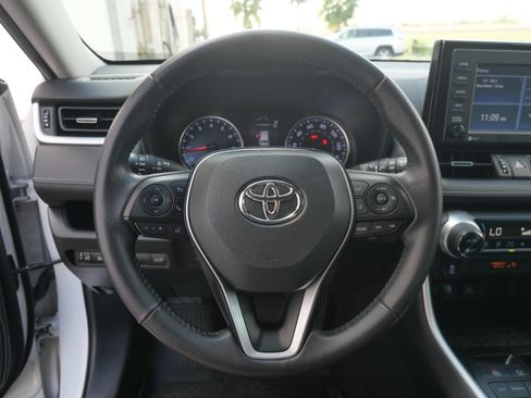 Used 2021 Toyota RAV4 XLE Premium image 23