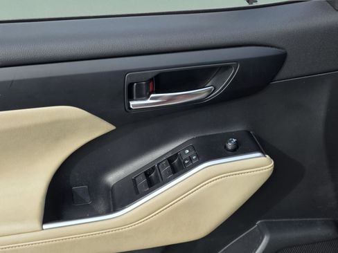 Used 2023 Toyota Highlander XLE FWD image 29