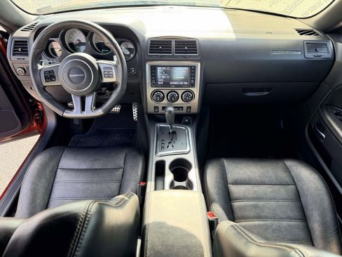Used 2014 Dodge Challenger SXT image 2
