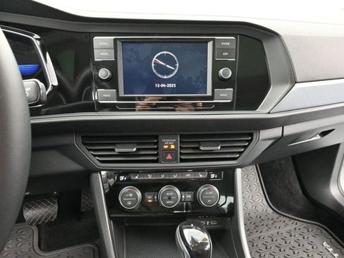 Used 2023 Volkswagen Jetta SE image 21