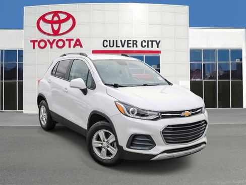 Used 2022 Chevrolet Trax LT w/ LT Convenience Package image 1