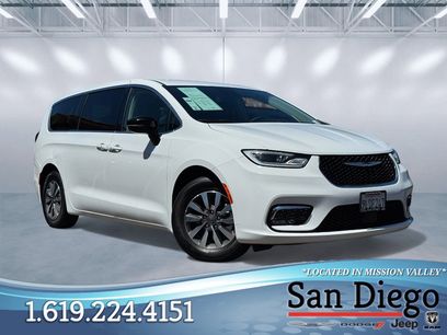 Used 2024 Chrysler Pacifica Select