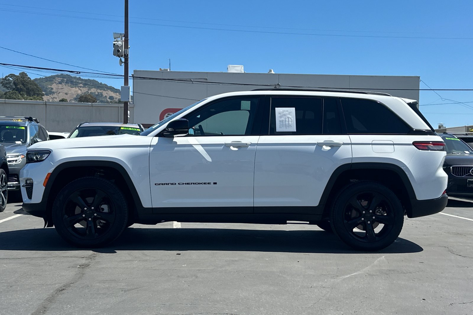 Used 2025 Jeep Grand Cherokee Limited w/ Black Appearance Package AWD/4WD image 5