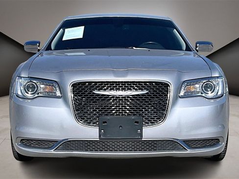 Used 2019 Chrysler 300 Touring w/ Chrome Appearance Package image 3