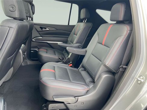 Used 2025 Chevrolet Traverse RS image 11