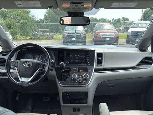 Used 2019 Toyota Sienna XLE image 6