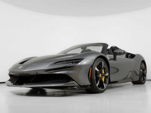 Used 2022 Ferrari SF90 Spider image 14