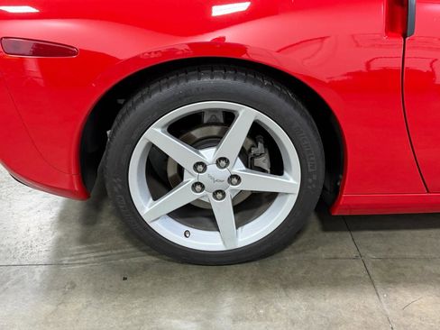 Used 2005 Chevrolet Corvette Coupe w/ 2LT w/ Preferred Equipment Group RWD image 27
