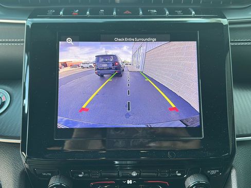 Used 2025 Jeep Grand Cherokee Altitude AWD/4WD image 15