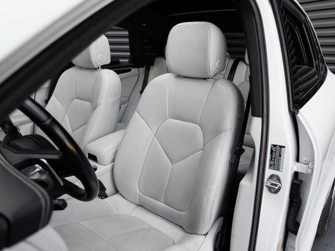 Certified 2022 Porsche Macan S AWD/4WD image 5