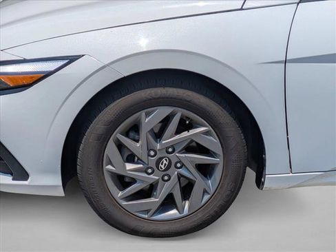 Used 2024 Hyundai Elantra SEL FWD image 14