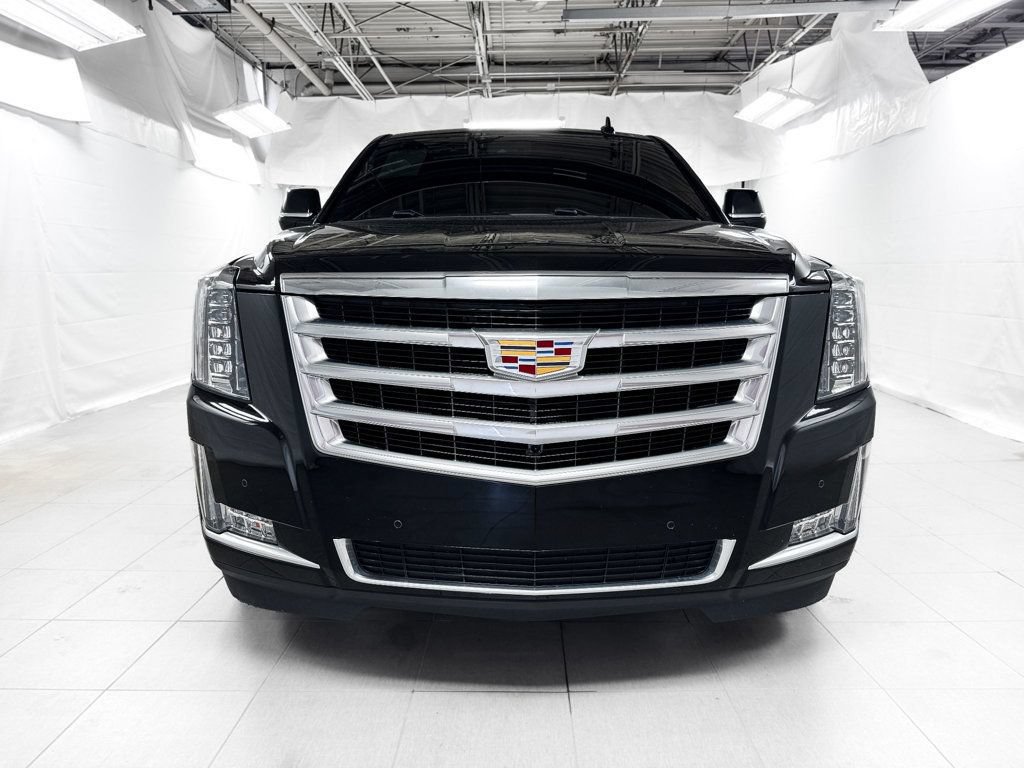Used 2017 Cadillac Escalade Luxury AWD/4WD image 2