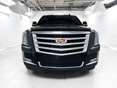 Used 2017 Cadillac Escalade Luxury AWD/4WD image 2