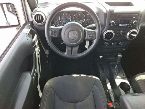 Used 2017 Jeep Wrangler Unlimited Sahara w/ Connectivity Group AWD/4WD image 12