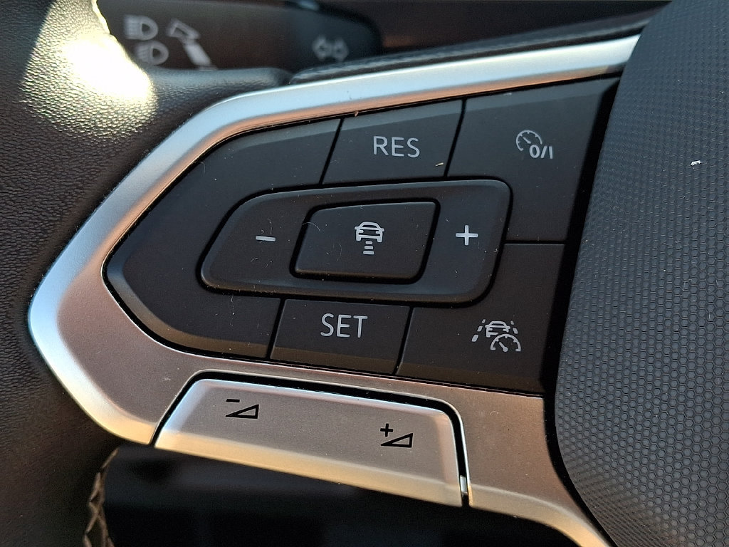 Used 2023 Volkswagen Tiguan SE w/ Panoramic Sunroof Package AWD/4WD image 22