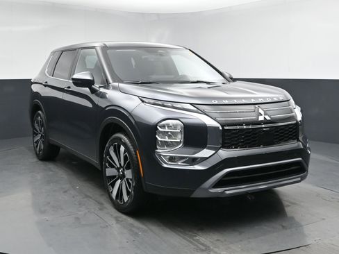 New 2026 Mitsubishi Outlander LE image 2