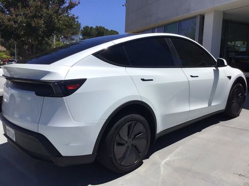 Used 2026 Tesla Model Y 2WD image 4