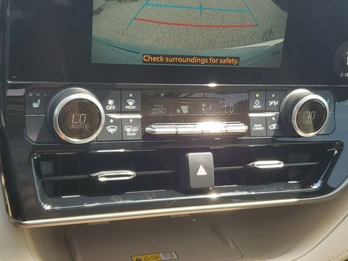 Used 2023 Toyota Highlander XLE AWD/4WD image 19