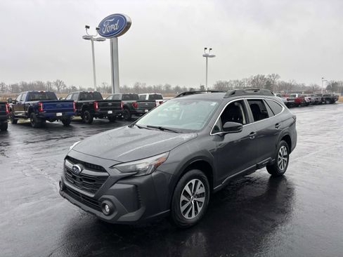 Used 2023 Subaru Outback Premium image 4