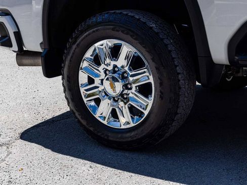 Used 2024 Chevrolet Silverado 2500 High Country w/ High Country Premium Package AWD/4WD image 10