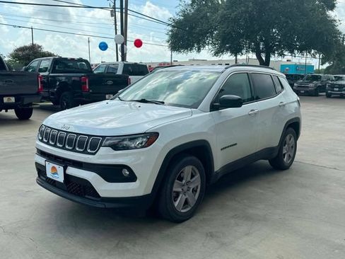 Used 2022 Jeep Compass Latitude FWD image 2