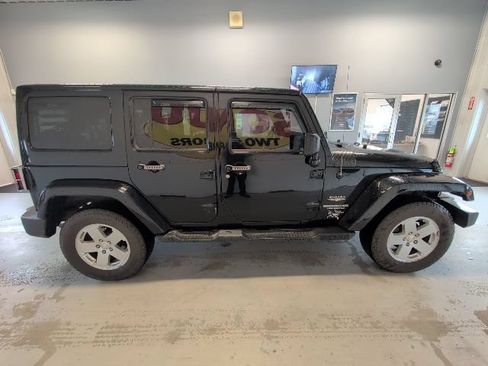 Used 2011 Jeep Wrangler Unlimited Sahara w/ Dual Top Group AWD/4WD image 6