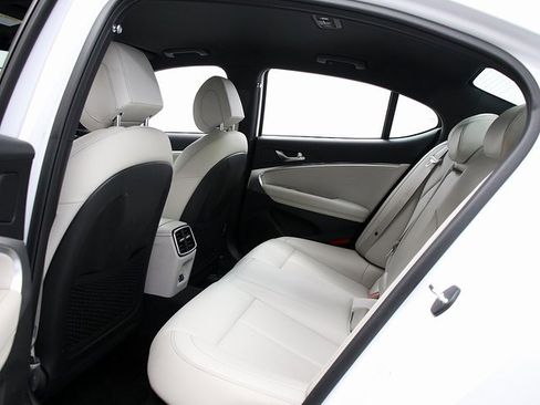 Used 2025 Genesis G70 2.5T image 12