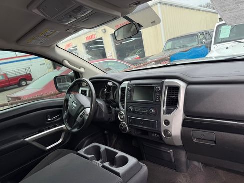 Used 2019 Nissan Titan SV image 4