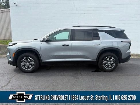 Used 2025 Chevrolet Traverse LT FWD image 4