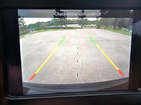 Used 2020 Jeep Cherokee Latitude Plus w/ Comfort/Convenience Group AWD/4WD image 39