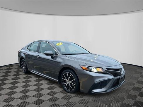 Used 2023 Toyota Camry SE image 3