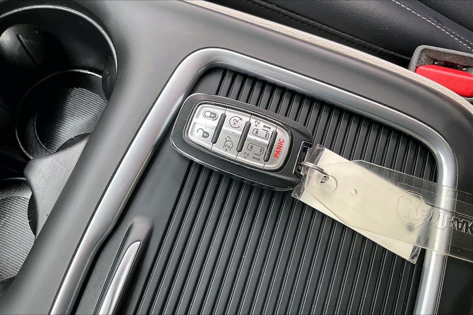 Used 2024 Chrysler Pacifica Touring-L FWD image 11