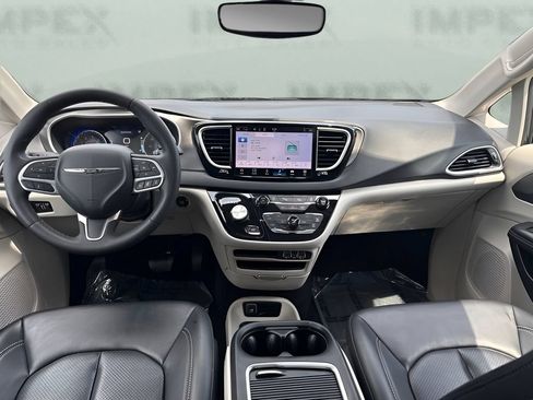Used 2023 Chrysler Pacifica Touring-L FWD image 13
