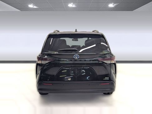 Used 2023 Toyota Sienna XLE image 8