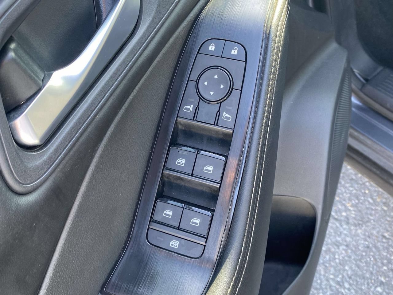 Used 2025 Nissan Rogue SV FWD image 26