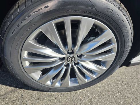 New 2026 Toyota Highlander Platinum image 9