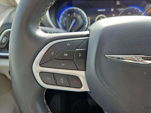 Used 2022 Chrysler Pacifica Touring-L FWD image 11