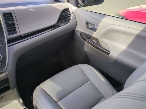 Used 2020 Toyota Sienna Limited image 16