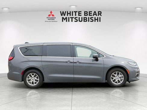 Used 2023 Chrysler Pacifica Touring-L FWD image 6