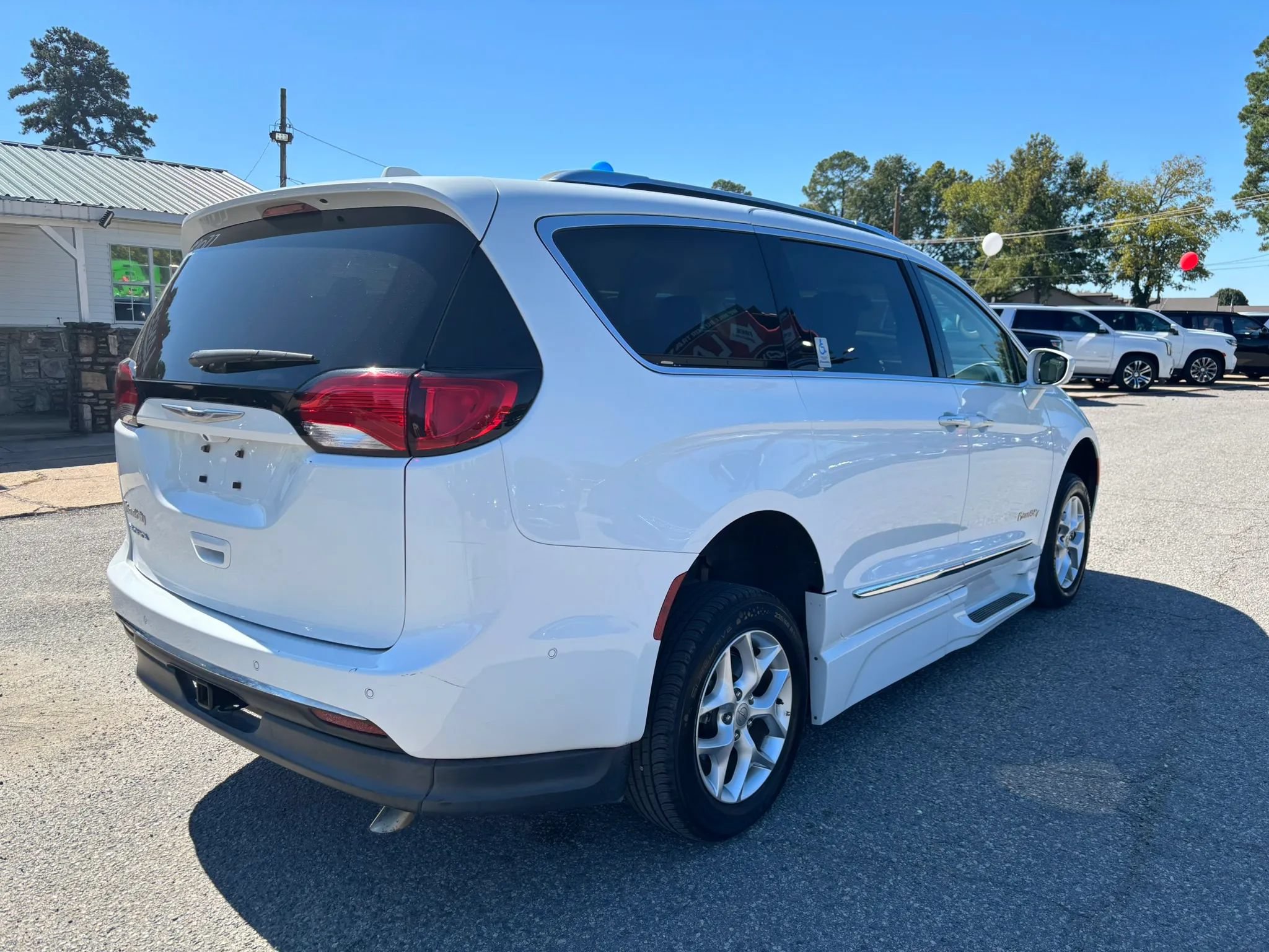 Used 2020 Chrysler Pacifica Touring-L Plus w/ Tire & Wheel Group FWD image 5